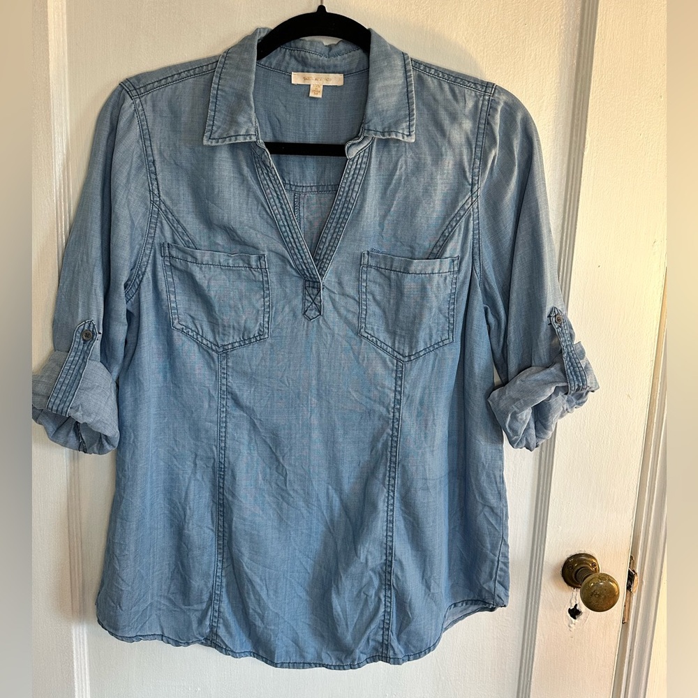 Women’s Skies are Blue chambray shirt size M